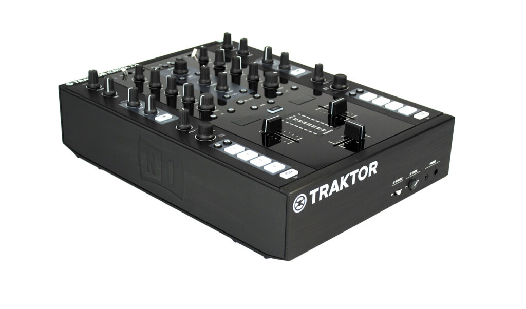 Traktor Kontrol Z2: Standalone-Battlemixer, ausgestattet mit Traktor Pro 2.6, einem 24-Bit-Audio-Interface, neuen Macro FX, Flux-Mode, Loop-Displays und Innofadern