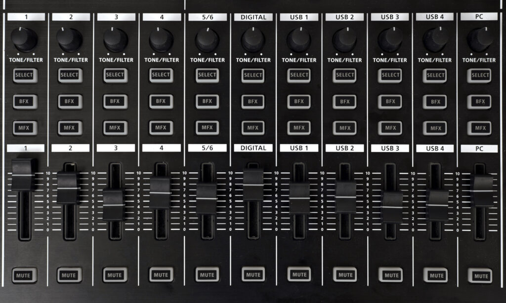 Klare Aufgabenverteilung: 11 Fader für 5 analoge Eingänge, 1 S/PDIF, 4 AIRA-USB und 1 DAW USB (PC)