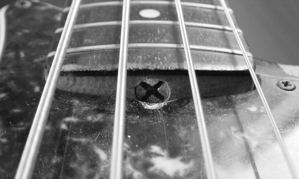 Halb verdeckte Stellschraube bei einem Precision Bass von 1965.