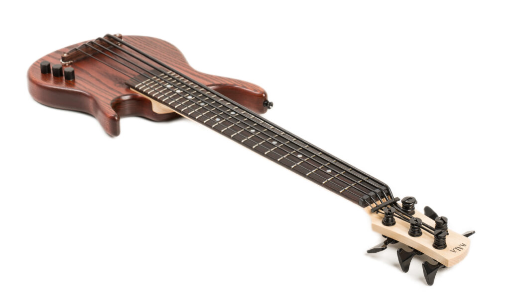 Sieht aus der Ferne fast wie ein E-Bass aus: eine Bass-Ukulele mit Solidbody, hier von dem Hersteller Kala.