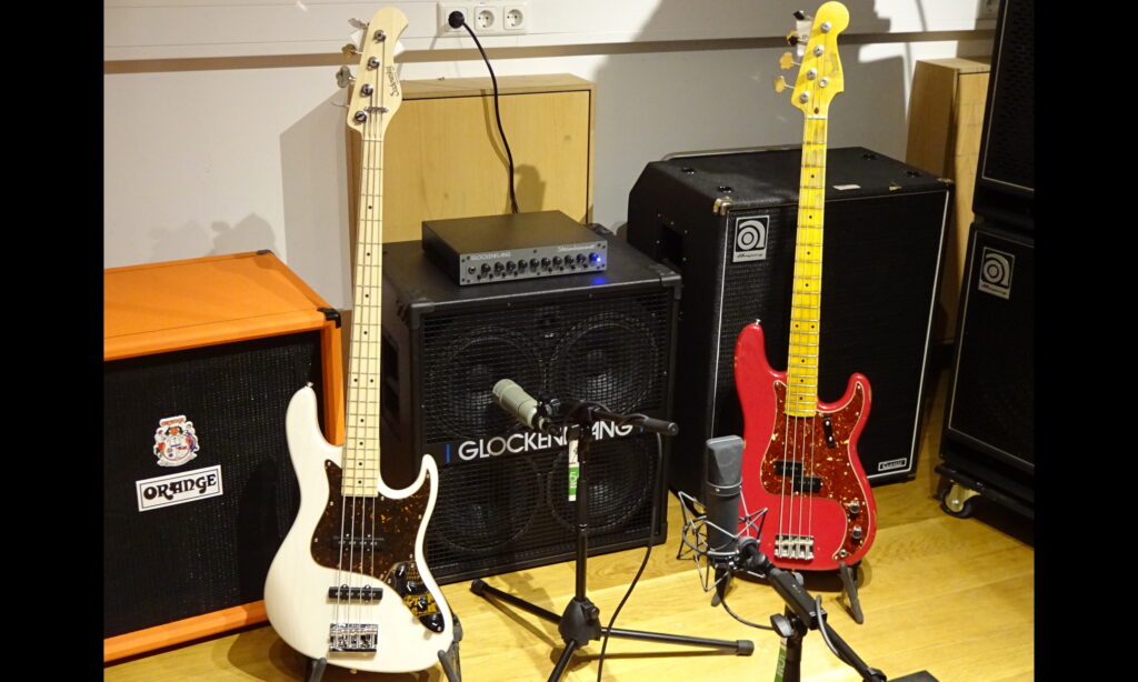 Testbässe: Sadowsky Metro Jazz Bass, Fender Precision. In der Mitte der Testamp (Glockenklang Steamhammer) mit der Glockenklang-Referenzbox.