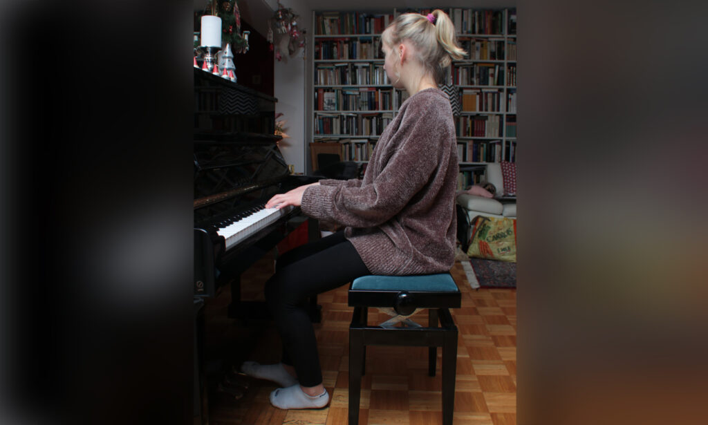 Die richtige Sitzposition vor dem Instrument ist enorm wichtig, um Rückenschmerzen und verspannte Schultern zu vermeiden. (Foto: Michael Geisel)