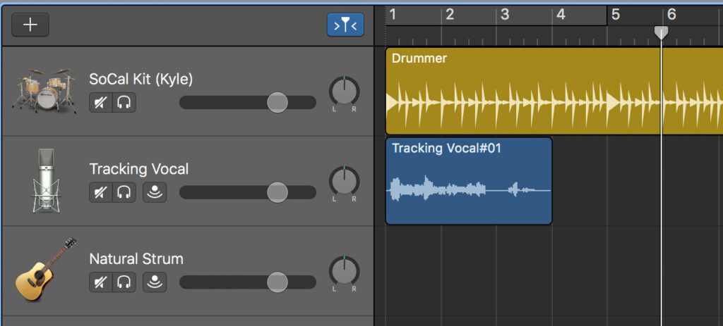 Die blaue Region ist eine Audioaufnahme. GarageBand vergibt automatisch den Namen und eine Nummer.