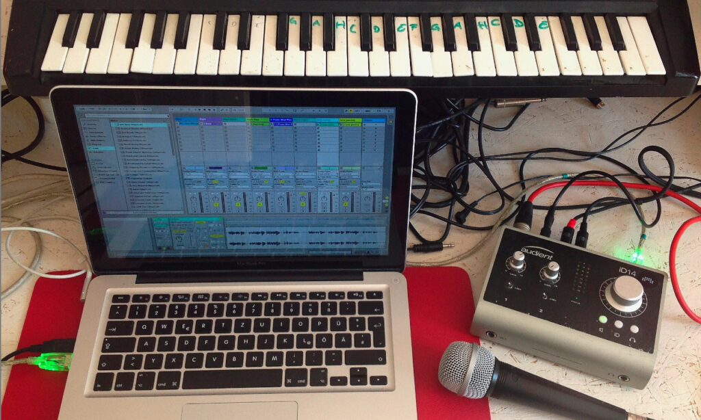 Eine externe Soundkarte sowie Laptop und Mikrofon sind essentiell, wenn Sänger und Sängerinnen mit Ableton kreativ werden wollen