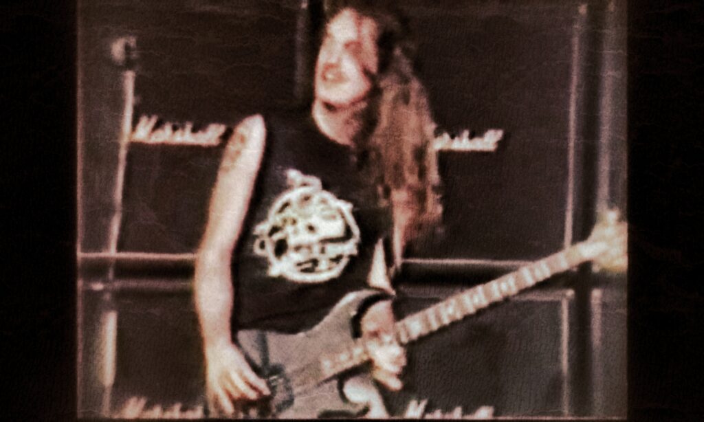 Cliff Burton wird heute noch von unzähligen Fans bewundert und verehrt. Alle nachfolgenden Metallica-Bassisten mussten sich unweigerlich an ihm messen! (Bildquelle: www.youtube.com/watch?v=6O9zMnwD65Q)
