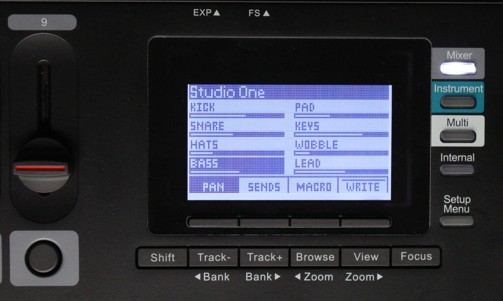 Im Mixer-Mode lassen sich Basics wie Lautstärke, Volume, Mute, Solo, aber auch Sends, Macros und der Automationsmodus jedes Kanals fernsteuern.