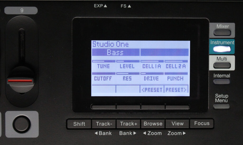 Die Studio-One-Instrumente können im Instrument-Mode über die Endlosdrehregler ferngesteuert werden. Die Sound-Patches lassen sich mit den Buttons unterhalb des Displays durchschalten.