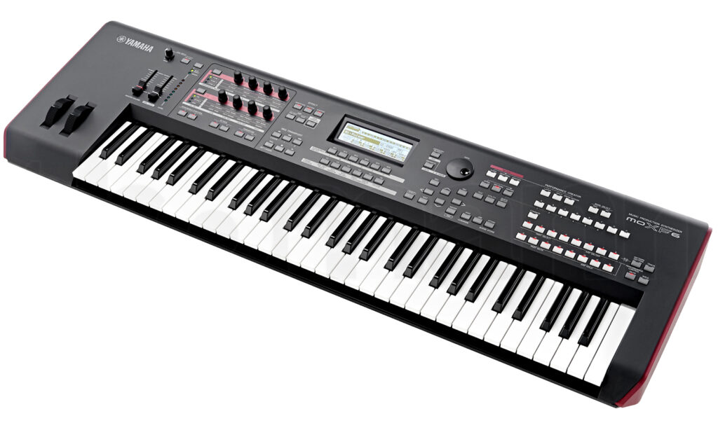 Den Yamaha MODX gibt es in zwei Tastaturvarianten mit 61 und 88 Tasten. Das Foto zeigt den 88er MOXF 8.