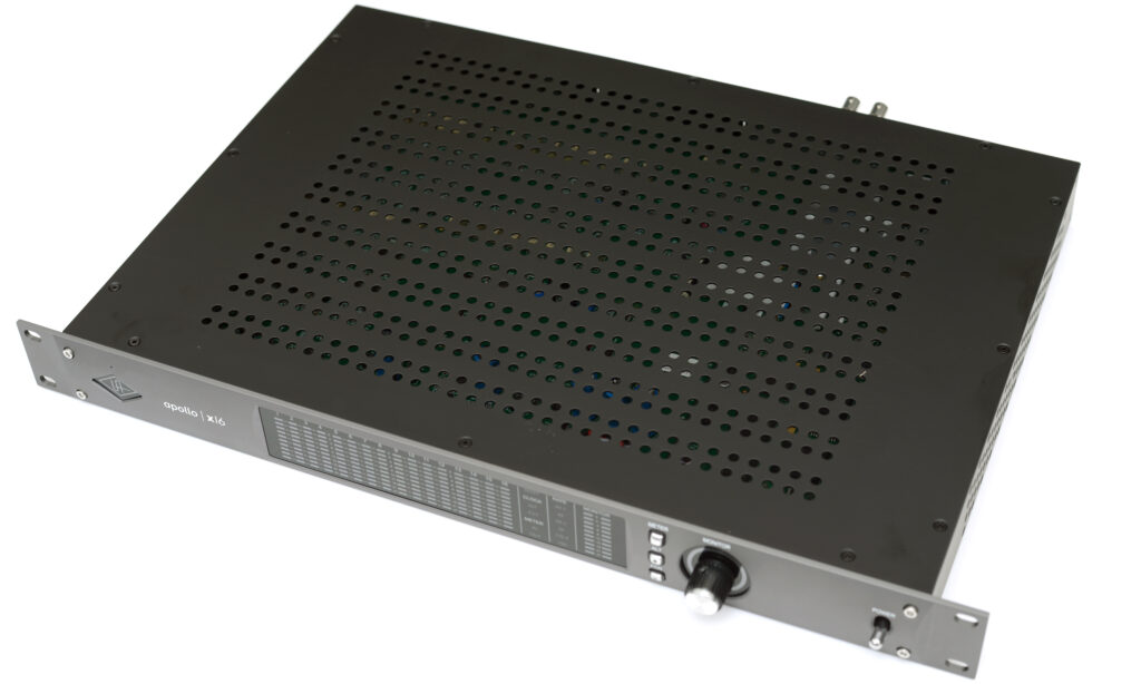 Beim hier abgebildeten Universal Audio Apollo x16 handelt es sich um eine Variante ohne Preamps und dafür mit 16 Line-Ins. Das Apollo x8 kommt dagegen mit vier und das Apollo x8p mit acht Mikrofoneingängen. Alle Thunderbolt-Modelle lassen sich kaskadieren.