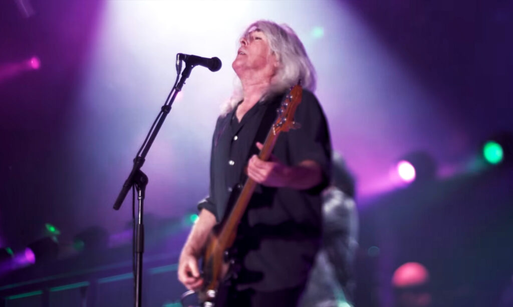 Ladies & Gentlemen: der unglaubliche Cliff Williams, seines Zeichens Bassisten-Urgestein der Hardrocker von AC/DC. Es dürfte nur wenige Tieftöner auf der Welt geben, die im Rock bessere Achtel-Basslinien zelebrieren! (Bildquelle: www.youtube.com/watch?v=CDVpADkK_6w)