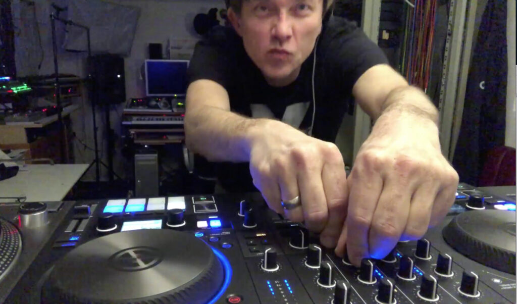 Mijk van Dijk live in the mix aus seinem Rabbithole Studio.