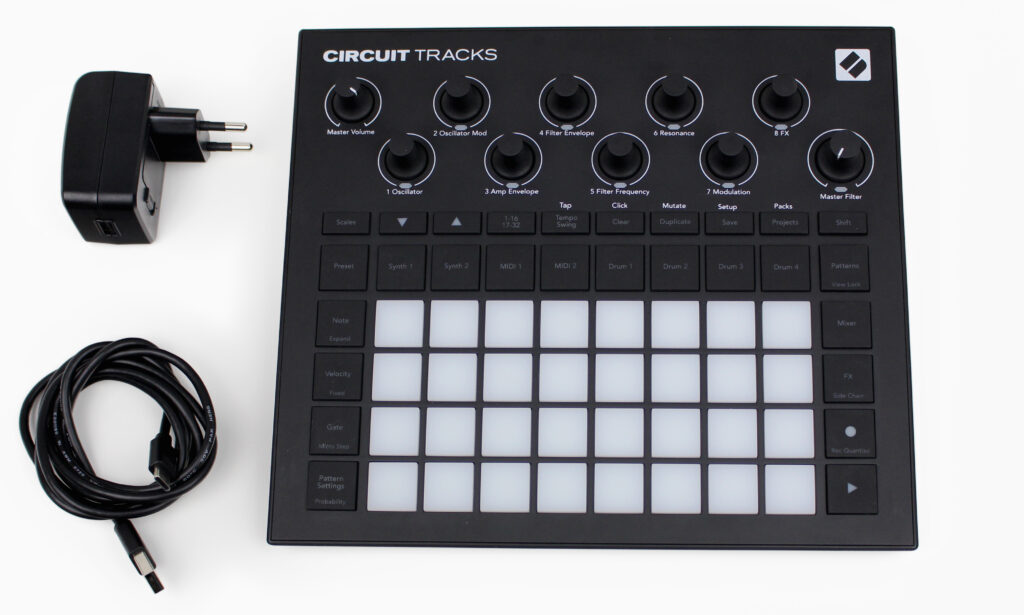 Der Lieferumfang des Novation Circuit Tracks.