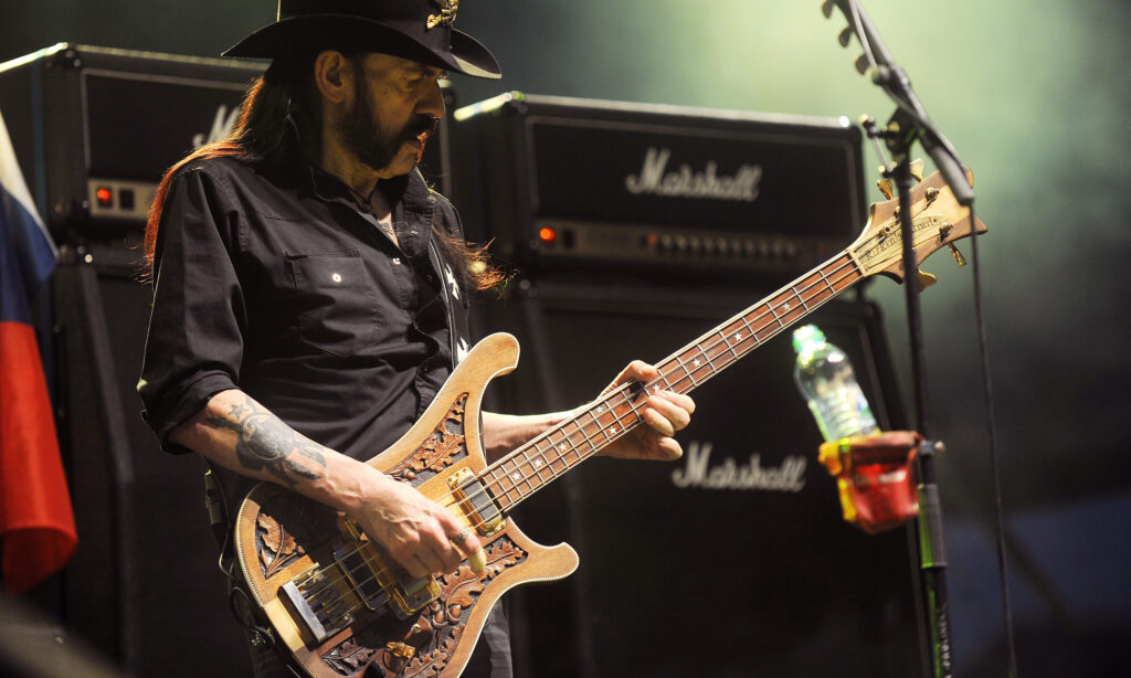 Der selige Lemmy Kilmister von Motörhead war Zeit seines Lebens mit einem Rickenbacker-Bass zu erleben (Bild: Shutterstock / Von: yakub88)!