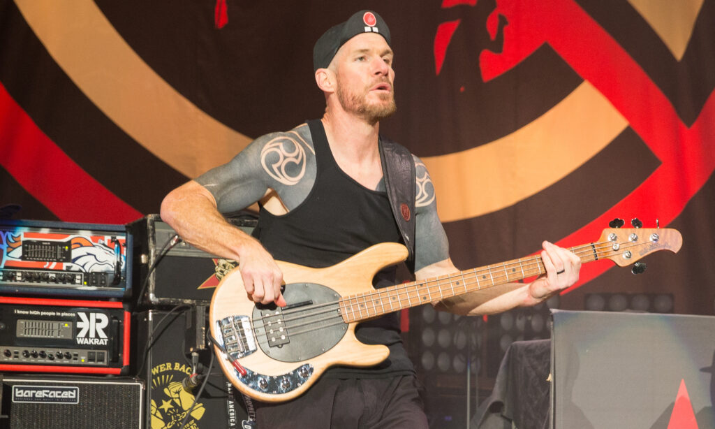 Wuchtige Grooves und ... äh, dezente Tattoos: Timmy C. (Rage Against The Machine, Audioslave ...) ist mit seinen Music Man Stingrays eng verwachsen (Bild: Shutterstock / Von: Sterling Munksgard)!