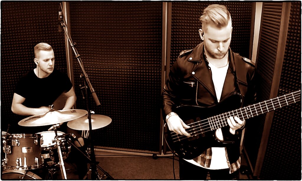 Im Idealfall agieren Drums und Bass, als würden sie von ein und derselben Person gespielt - die beiden Musiker auf diesem Bild sind allerdings Zwillingsbrüder! (Bildquelle: www.youtube.com/watch?v=GmgaXjkHfk4)