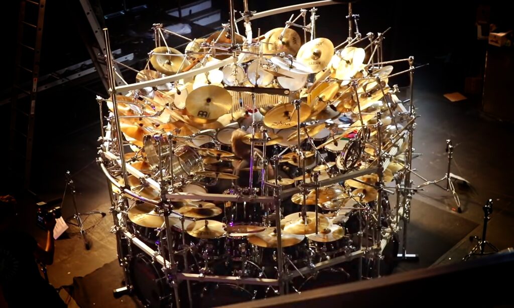 Keine Bange, man braucht es mit dem Insiderwissen zu allen Einzelheiten zum Thema "Drums" nicht zu übertreiben - Begriffe wie Bassdrum, Snare und Hi-Hat sollten BassistInnen aber schon geläufig sein! (Bildquelle: www.youtube.com/watch?v=Z7G4-WfDhhI)