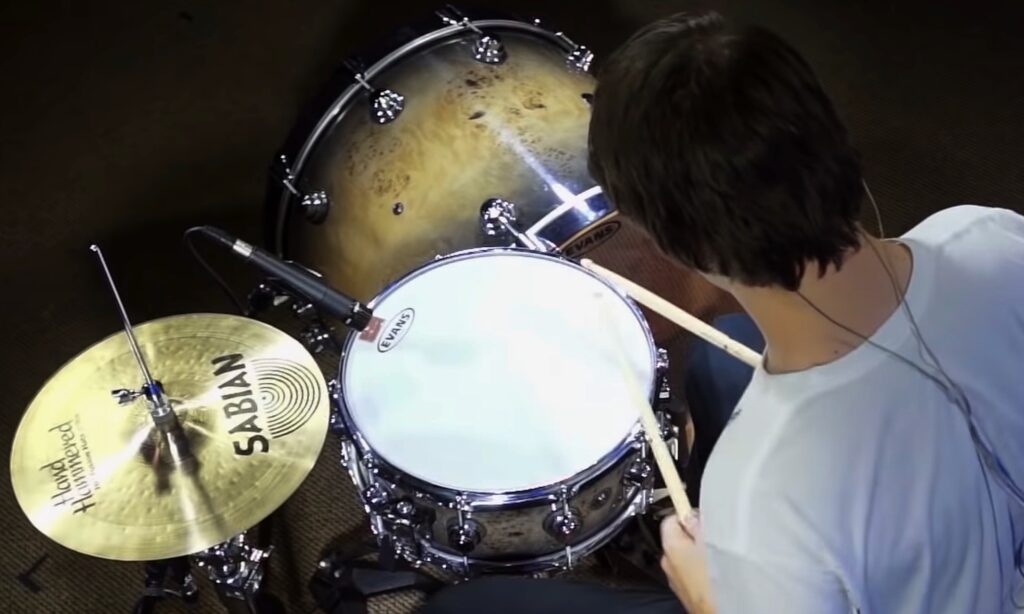 Das Kit dieses Drummers ist auf das absolut Wesentliche reduziert: Bassdrum (oben), Snare (Mitte) und Hi-Hat (links)