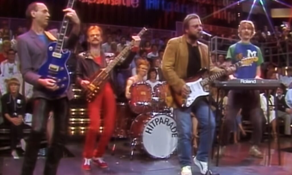 Martin Engelien mit einem Nobby Meidel Bass in der "ZDF Hitparade" in den 80er-Jahren. (Bildquelle: www.youtube.com/watch?v=Ug3HFmW8AVA)