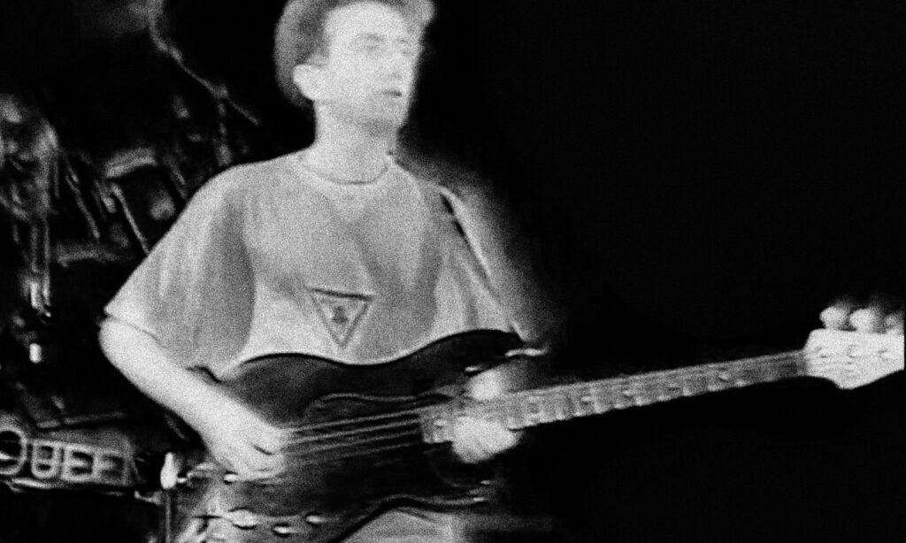 John Deacon auf der Bühne (Bildquelle: www.youtube.com/watch?v=46F0eE357J8)
