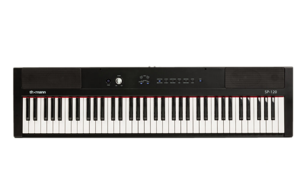 Digitalpianos mit leicht gewichteten Tasten wie das Thomann SP-120 sind eine gute Kompromisslösung für unterwegs (Foto: Bonedo)