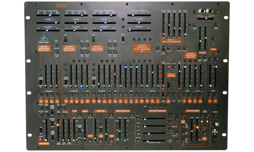 Ein Klassiker in neuem Gewand: Der Behringer 2600 ist eine eindrucksvolle Replika des legendären ARP 2600 zu einem günstigen Preis. (Foto: Nikloai Kaessmann)