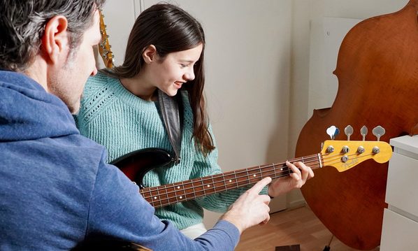 Ganz wichtig: Wer mit Musik kein Geld verdienen muss, für den sollte stets der Spaß am Bassspiel an erster Stelle kommen. Ein guter Lehrer sollte also auch viel Freude am Instrument vermitteln! (Bild: www.floriansbassunterricht.de)