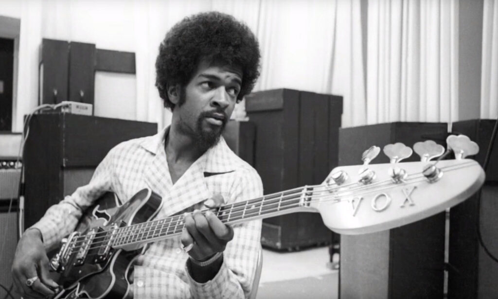 Larry Graham in jungen Jahren mit einem Vox-Bass. Bildquelle: www.youtube.com/watch?v=Cusns4PcUcM
