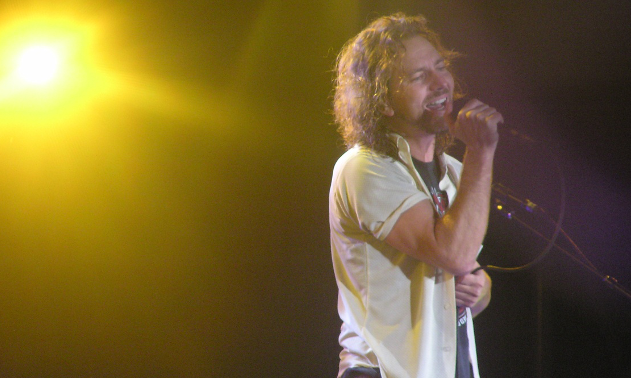 Fan fliegt von Pearl Jam Konzert, weil sie den filmenden Nebenmann verprügelt Artikelbild