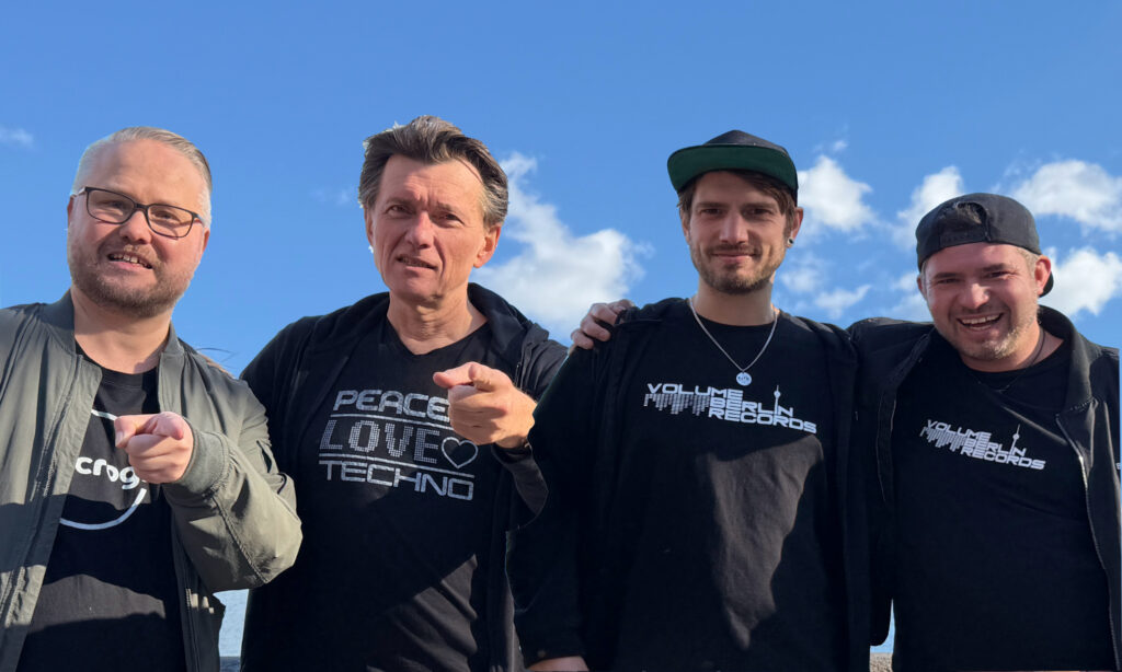 Das Orga-Team für unseren diesjährige Float auf der Rave The Planet Parade.
von links nach rechts. Christian Grade, Mijk van Dijk, Felix Reichelt, Ronny Luft