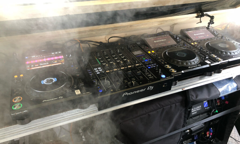 In der DJ-Booth des Floats geht es eng zu. Plant trotzdem unbedingt genügend Ablagen für eure DJ-Taschen ein.