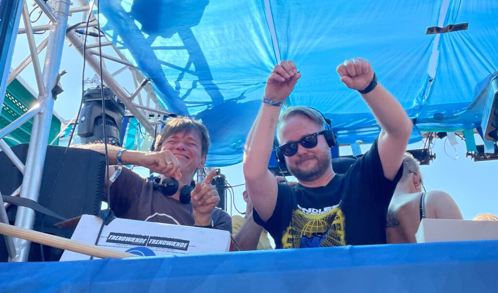 2023 spielten die DJs und hielten wir die Reden noch von der „Seitenlinie“, hier Christian Grade mit Mijk van Dijk.