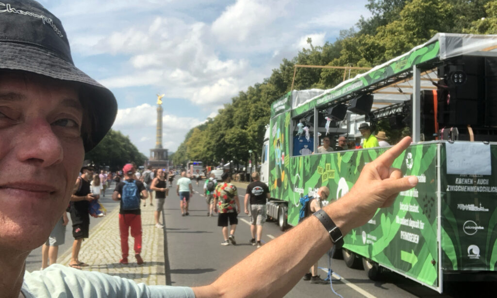 Samstag morgens auf der Straße des 17. Juni: die Floats stehen bereit, bald kann es losgehen - unser Autor Mijk van Dijk ist begeistert.