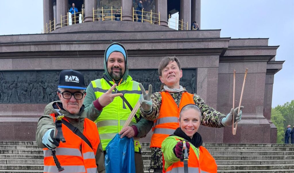 Clean-Up-Day an der Siegessäule mit Dr. Motte und Ellen Dosch-Roeingh von Rave The Planet sowie Mathias Miehe und Mijk van Dijk vom Save The Planet Float.