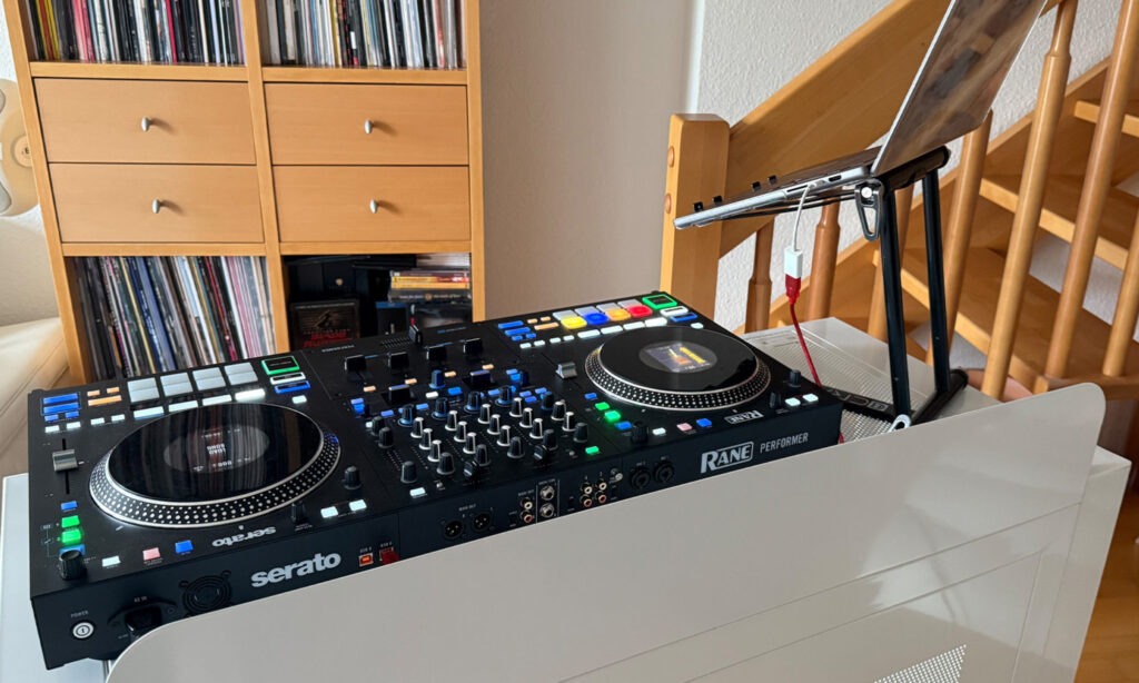 Ein großer Controller findet sogar mit Laptop Platz