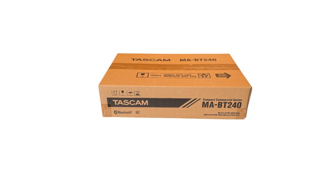 Der Versandkarton des Tascam MA-BT240 Mischverstärkers