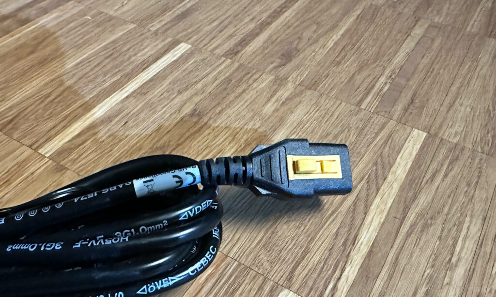 Neben dem verriegelbaren Netzkabel war beim Testsystem kein weiteres Zubehör im Lieferumfang enthalten