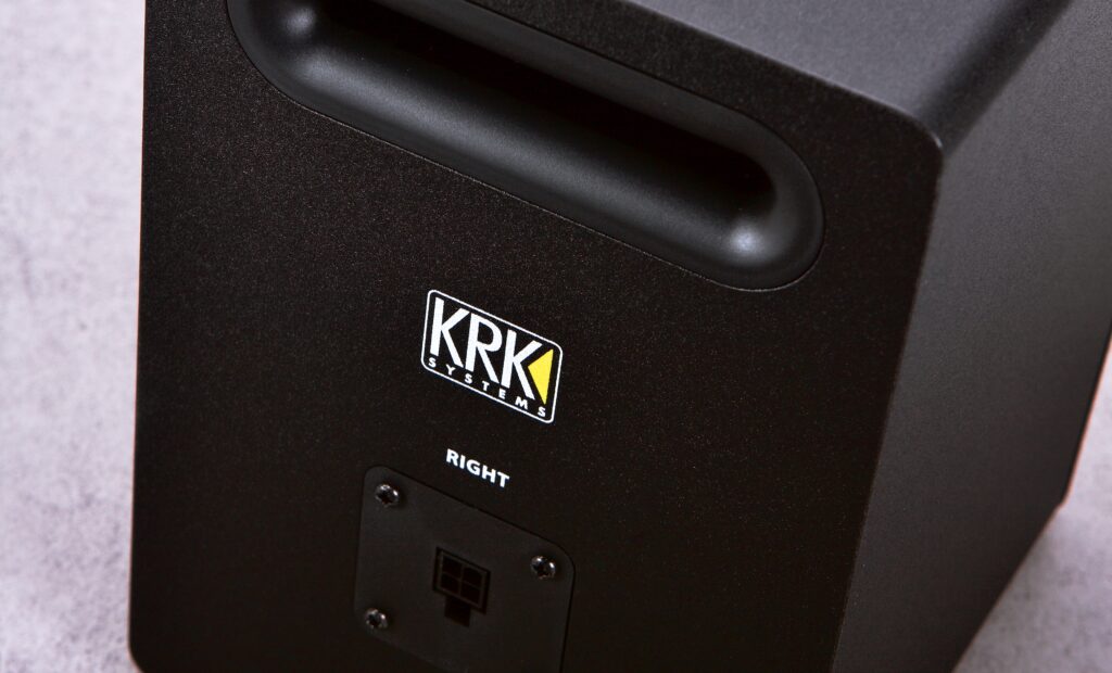Detailausschnitt des Bassports auf der Rückseite der KRK Kreate 3