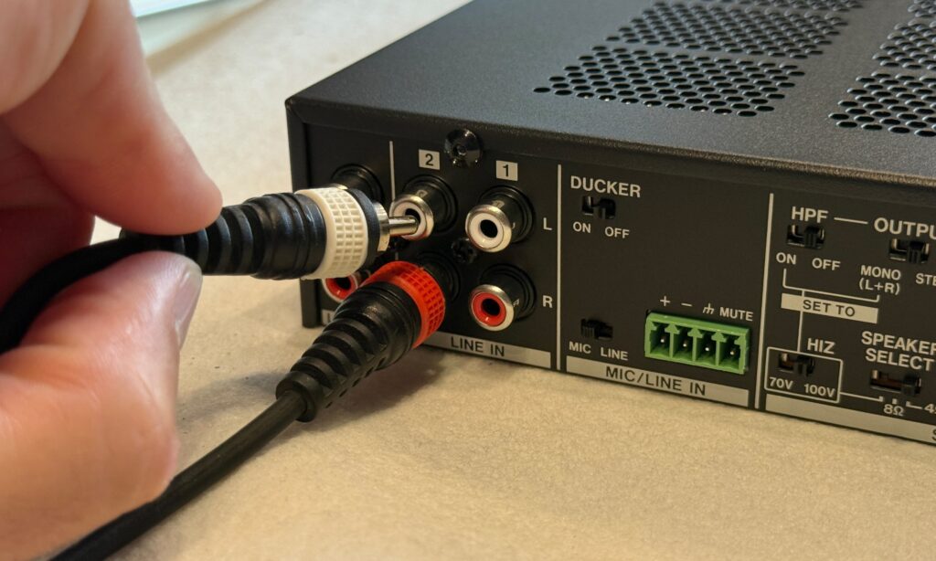 Cinch-Buchsen erlauben viele Audioverbindungen auf engen Raum beim Tascam MA-BT240