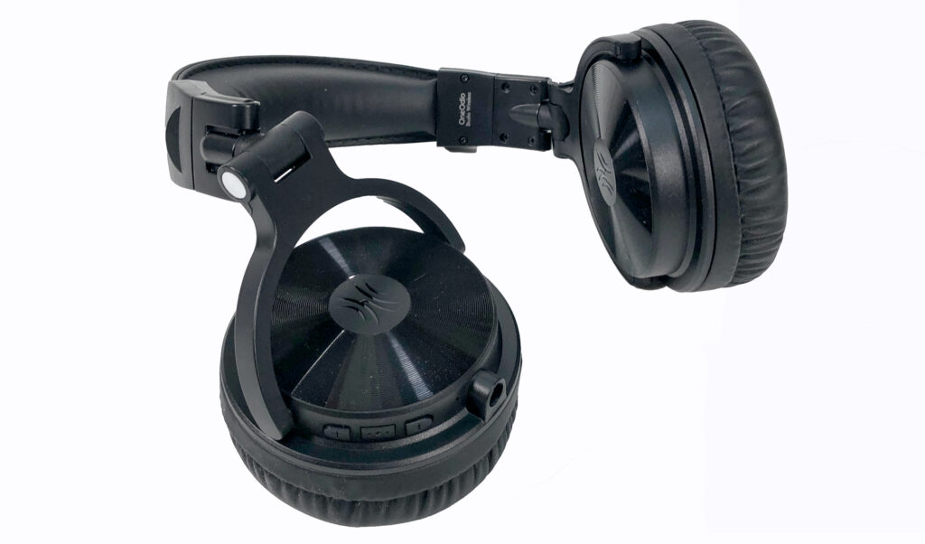 Spreizfuß: Die Ohrmuscheln des OneOdio Studio Wireless C sind sehr flexibel und verdrehen sich leicht    
