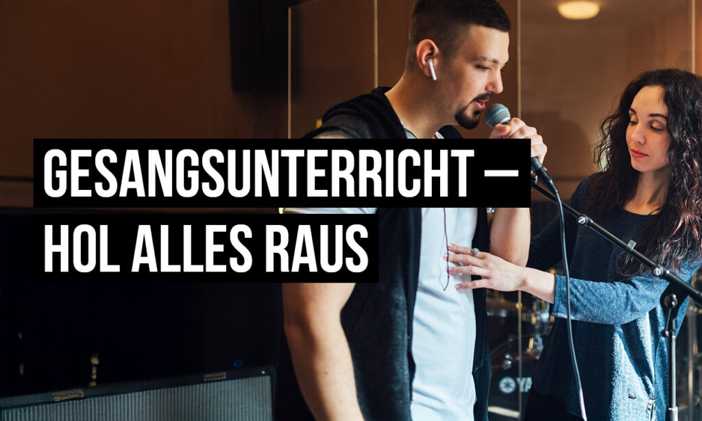 Gesangscoach tastet die Atmung ihres Schülers ab, um das Beste aus dem gesangsunterricht herauszuholen.