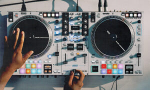 Rane One MKII, der DJ-Controller mit Motor-Platter, Stems und FX ist gelandet  Artikelbild