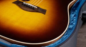 Lefty Day 2025: Gitarrenschnäppchen für Linkshänder von Gibson, Fender, Furch und mehr!