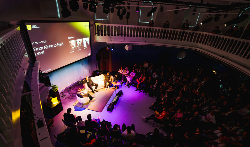 Nicht immer nur Party: auch Panels sind ein wichtiger Bestandteil des Amsterdam Dance Event.“
(mit freundlicher Genehmigung des ADE)