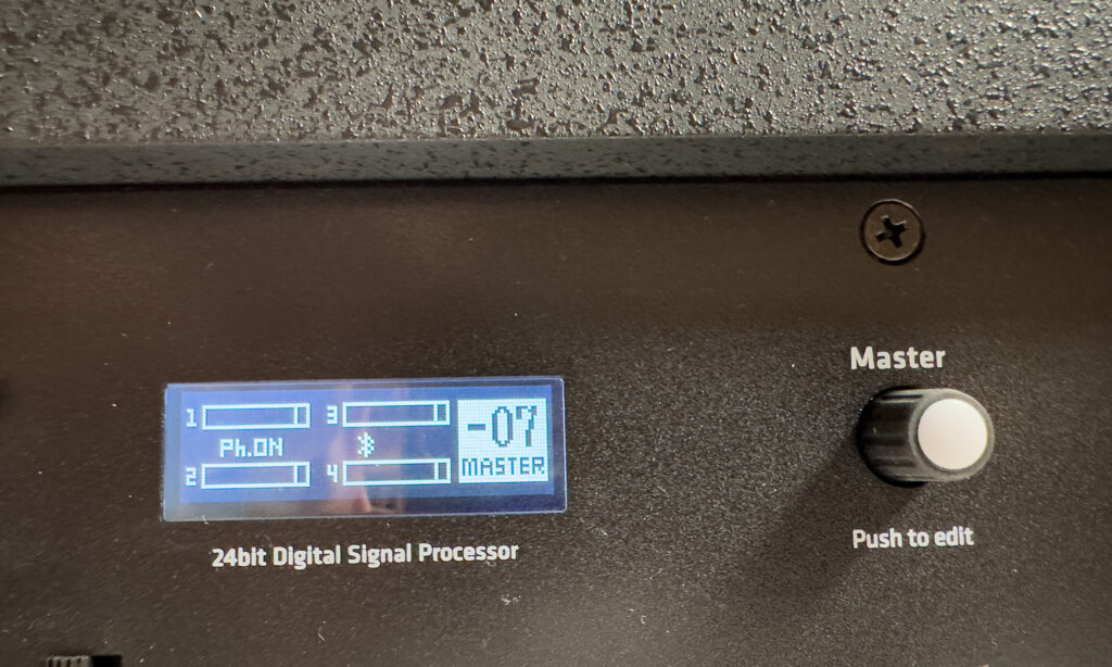 Die Pegelanzeigen des internen Mixers werden im Display angezeigt