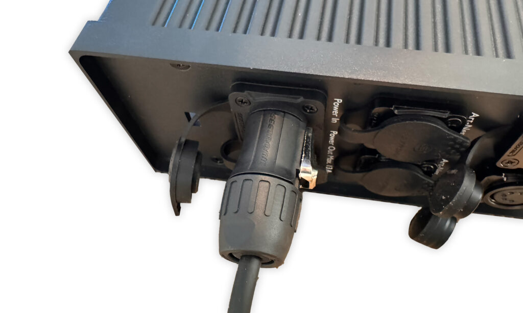 Per TR-1-Stecker wird das Gerät mit Strom versorgt