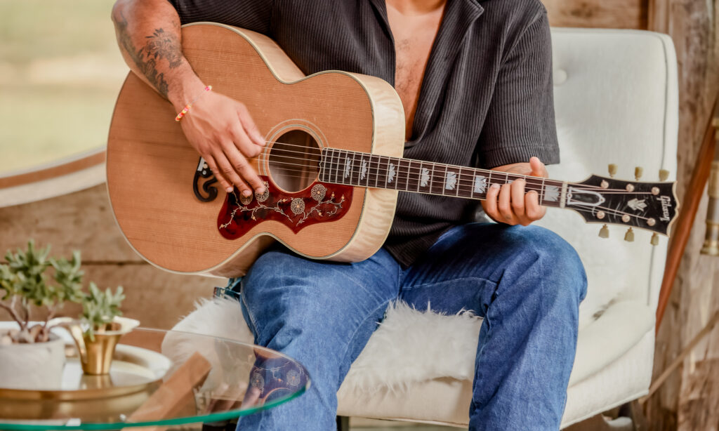 Gibson 1957 SJ-200 Light Aged Natural bonedo news 