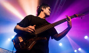 Henrik Linder: Spieltechnik, Sound und Equipment des Dirty Loops Bassisten Artikelbild