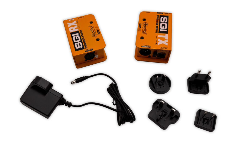 Darin befinden sich die Radial Engineering SGI Geräte, Netzteil und diverse Stecker