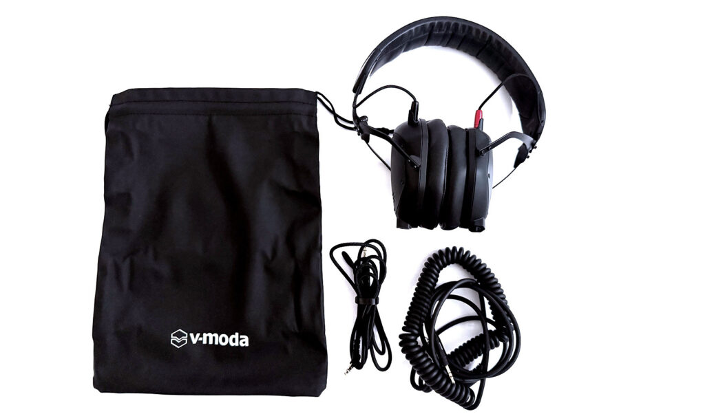 Der V-Moda M-100 Pro wird mit diesen Kabeln und dieser Tasche geliefert