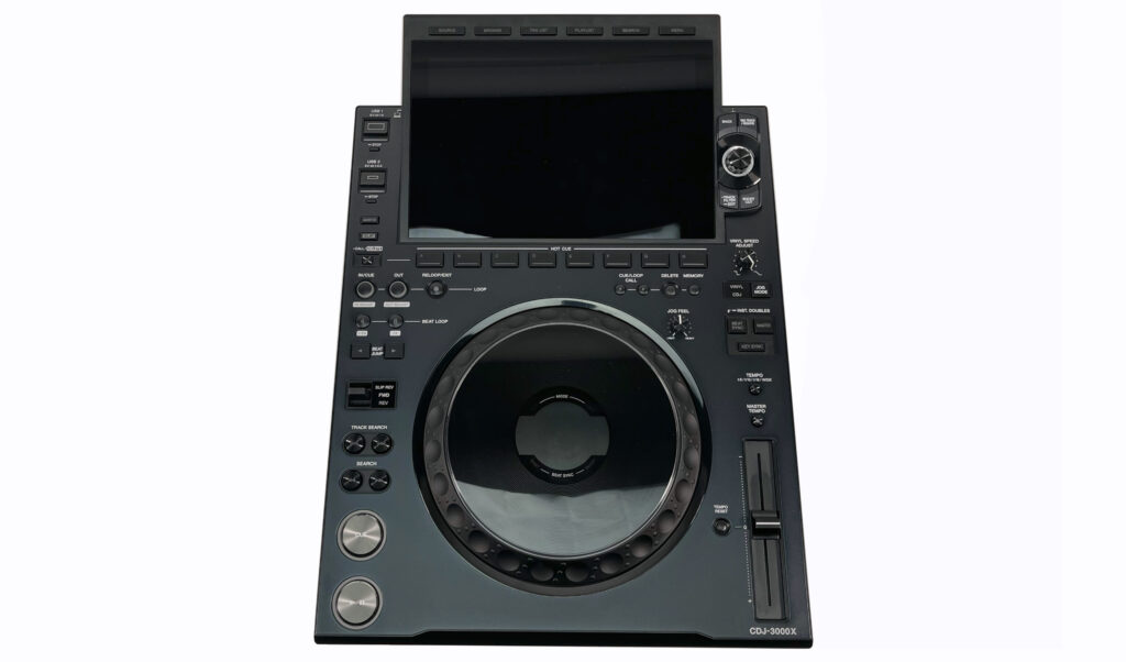 Nicht eingeschaltet wirkt der AlphaTheta CDJ-3000X fast wie eine Black Box